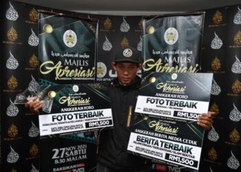 PUQTRA Hairry Rosli memegang replika cek yang dimenangi Utusan Malaysia dalam Majlis Apresiasi Media Terengganu di Kuala Terengganu malam tadi.