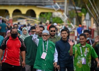 ABDUL Hadi Awang (tengah) yang bertanding di Parlimen Marang mencatat kemenangan dengan majoriti lebih besar iaitu 41,729 undi berbanding majoriti 21,749 undi pada PRU14.  – UTUSAN/PUQTRA HAIRRY