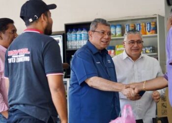 SAIFUDDIN Abdullah (tengah) bersalaman dengan pelanggan sebuah restoran ketika melakukan tinjauan mesra di Indera Mahkota di Kuantan, Pahang. - UTUSAN/ DIANA SURYA ABD WAHAB
