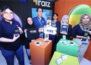 AIDI Izham Mohd. Khalil (tiga dari kiri) bersama kakitangan menunjukkan aplikasi Raiz yang boleh dimuat turun menggunakan telefon pintar. – UTUSAN/MOHD. SHAHJEHAN MAAMIN