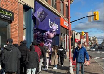 PEMBUKAAN  cawangan sulung Tealive di Somerset Street, Ottawa, Kanada mendapat sambutan warga tempatan.