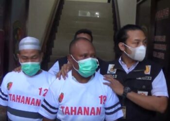 DUA suspek yang ditahan polis Riau di Bintan. - AGENSI