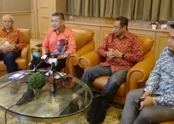 SALAHUDDIN AYUB (dua kiri) mengadakan sidang akhbar selepas menghadiri Majlis Temu Rapat Bersama Menteri di Hotel Berjaya Waterfront, Johor Bahru.