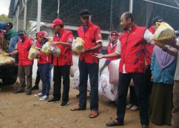 ROSOL Wahid (tiga dari kanan) menyertai Misi Bantuan Banjir Negeri Terengganu Skuad Prihatin Bersatu di Madrasatul Quran Sahabat di Kampung Bukit Biah, Hulu Terengganu, hari ini. - UTUSAN/NOOR HAYATI MAMAT