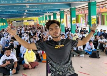 KEHADIRAN seorang pempengaruh ke sebuah sekolah menengah di Kuala Lumpur untuk berkongsi
kisah hidupnya dengan pelajar menerima kecaman teruk daripada netizen.