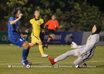PEMAIN Thailand membolosi gawang negara dalam perlawanan  di Stadium Binan, Filipina.