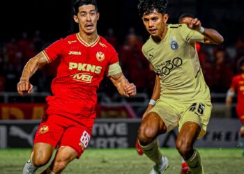 KETUA pasukan Selangor FC, Brendan Gan mengawal bola ketika pertemuan dengan Penang FC malam ini.-Gambar Ihsan FC Selangor FC