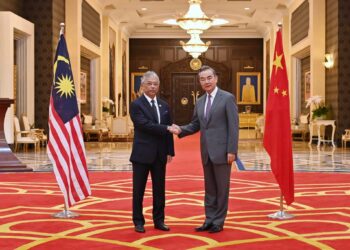 AL-Sultan Abdullah Riayatuddin Al-Mustafa Billah menerima menghadap kunjungan hormat Menteri Luar China, Wang Yi di Istana Negara hari ini. -GAMBAR ihsan Istana Negara