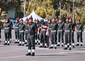 ABDUL Aziz Yaakob memeluk erat anak saudaranya supaya dapat berdiri dalam perbarisan sempena Sambutan Hari Penguatkuasa KPDNHEP di Maktab Penjara Kajang, Selangor, semalam. IHSAN MEDIA SOSIAL