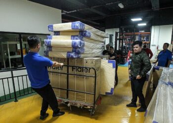 PASUKAN Bantuan Bencana Istana Negara menyediakan barang keperluan untuk disumbangkan kepada mangsa banjir  di Baling, Kedah, semalam.
-GAMBAR IHSAN ISTANA NEGARA