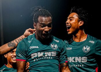 HYURI Henrique meraikan gol jaringannya ketika membantu Selangor FC membenam Sabah FC 2-0 di Stadium Likas sebentar tadi.-Gambar FC Selangor FC