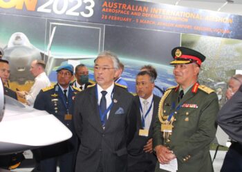 AL-Sultan Abdullah Ri'ayatuddin Al-Mustafa Billah Shah berkenan melihat komponen pesawat dalam Pertunjukan Udara Antarabangsa Farnborough (FIA2022) yang berlangsung di Farnborough, United Kingdom. -IHSAN ISTANA NEGARA