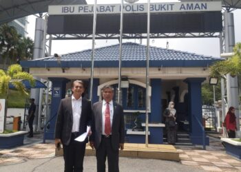 MOHAMAD Sabu bersama peguamnya, Faiz Fadzil di hadapan Ibu Pejabat Polis Bukit Aman hari ini.