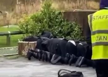 TANGKAP layar rakaman video pelajar terpaksa solat di luar bangunan sekolah di Manchester selepas tidak dibenarkan berbuat demikian di dalam bangunan sekolah. - AGENSI