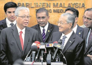 BINTANG Ismail Sabri Yaakob (depan, kiri) mula terserlah setelah diangkat sebagai Ketua Pembangkang 
di Parlimen berdepan kerajaan Pakatan Harapan (PH) pimpinan Dr. Mahathir Mohamad.