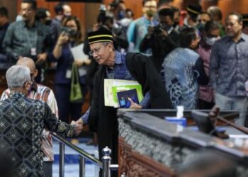 ISMAIL Sabri Yaakob (kiri) bersalaman dengan Yang Dipertua Dewan Rakyat, Tan Sri Azhar Azizan Harun selepas RUU Perlembagaan (Pindaan) (No. 3) 2022 mengenai peruntukan larangan ahli Dewan Rakyat lompat parti diluluskan dengan undi majoriti dua pertiga. – FACEBOOK PARLIMEN MALAYSIA