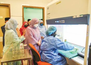 RAJA Permaisuri Agong, Tunku Azizah Aminah Maimunah Iskandariah Sultan Iskandar (tengah) berkenan 
mencemar duli melawat dan merasmikan Pusat Susu Bonda Halimatussaadia di Kuantan, Pahang, 
baru-baru ini. – FACEBOOK ISTANA NEGARA