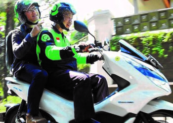 PERKHIDMATAN motosikal e-hailing menjadi pilihan ramai pengguna di Indonesia khususnya Jakarta. - GAMBAR GOJEK INDONESIA