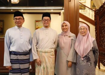 ANWAR Ibrahiim bersama Datuk Seri Dr. Wan Azizah Wan Ismail selepas pernikahan Nurul Izzah dan Yin Shao Loong di Kajang. - FACEBOOK NURUL IZZAH