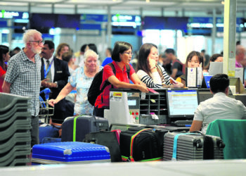 TRAFIK penumpang antarabangsa di Malaysia Airports meningkat lebih 50 peratus selepas pembukaan semula sempadan negara. - GAMBAR HIASAN
