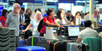 PELANCONG asing melalui pemeriksaan imigresen sebaik tiba di KLIA. - GAMBAR HIASAN