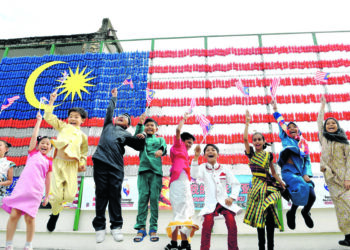 RAKYAT tidak seharusnya diheret dengan konflik ketegangan kaum tatkala negara sedang berusaha merubah wajah Malaysia menjadi negara madani.