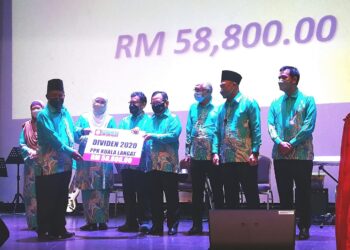AHMAD Hamzah (empat dari kiri) menyampaikan cek dividen kepada penerima sambil disaksikan Abdul Rahman (dua dari kanan) pada majlis perasmian Mesyuarat Agung Tahunan PPN Selangor ke-44 di Shah Alam, Selangor, malam tadi. - UTUSAN / ABDUL RAZAK IDRIS