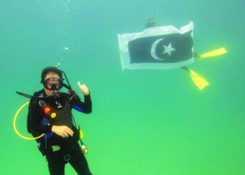 SULTAN Mizan Zainal Abidin berkenan melakukan selam skuba untuk menghayati keindahan di dasar laut di perairan Terengganu.