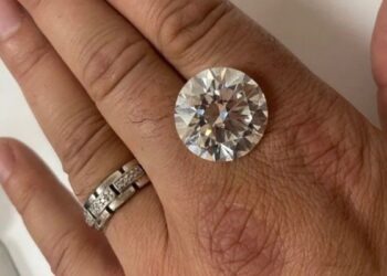 BERLIAN 34 karat yang hampir dibuang oleh seorang wanita. - AGENSI