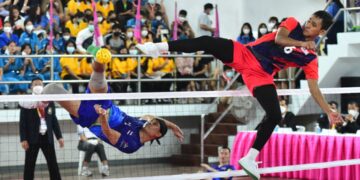 PEREJAM negara, Nur Haziq Nurali cuba melakukan hadangan ketika menentang Thailand dalam acara berpasukan di AUG 2022.