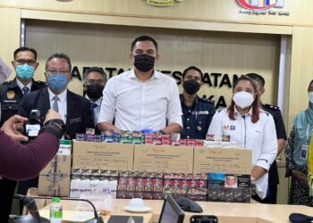 MUHAMAD AKMAL Saleh (tengah) menunjukkan rokok tidak bercukai dipercayai diseludup ketika sidang akhbar di Wisma Persekutuan, Ayer Keroh, Melaka.