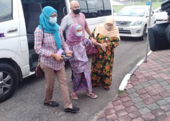 NENEK Siti warga emas berusia 120 tahun dipimpin cucunya, Nordiana ketika tiba di PPV Kampus Kesihatan USM, Kubang Kerian, Kota Bharu hari ini. - ROHANA MOHD. NAWI