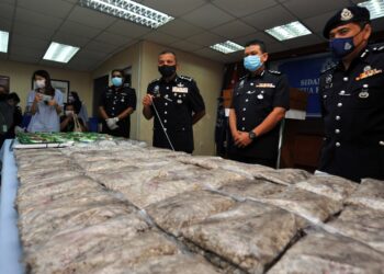 AYOB Khan Mydin Pitchay (tiga dari kanan) menunjukkan dadah bernilai RM1.77 juta yang dirampas di sebuah kondominium pada sidang akhbar di IPK, Johor Bahru. -UTUSAN/RAJA JAAFAR ALI