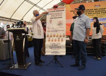NOH Omar (kanan) mengiringi Ismail Sabri Yaakob (kiri) pada Majlis Pelancaran Pasaraya MG Coopmart dan Jualan Harga Murah Semarak Ramadan Keluarga Malaysia serta Penyampaian Bantuan Banjir Keluarga Malaysia di Pasaraya MG Coopmart Cawangan Bera di  Bera, Pahang. - UTUSAN/NORHAFIZAN ZULKIFLI