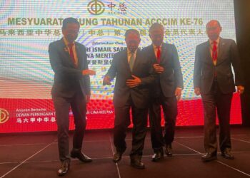 MUSTAPA Mohamed (dua dari kiri) hadir merasmikan Mesyuarat Agung Tahunan ACCCIM Ke-76 di Banda Hilir, Melaka.