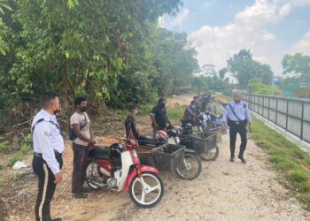 MOTOSIKAL roda tiga yang ditunggang etnik Rohingya tanpa lese dan tiada perlindungan insurans ditahan polis dalam operasi baru-baru ini.