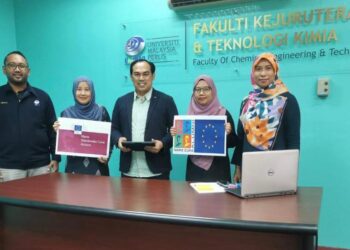 PROF. Dr. Mohd Mustafa Al Bakri Abdullah (tiga dari kanan) bergambar bersama Prof. Madya Dr. Zunaida Zakaria (dua dari kanan) dan Prof. Madya Dr. Zarina Yahya (dua dari kiri) yang terpilih bagi menerima biasiswa pascadoktoral Kesatuan Eropah (EU), baru-baru ini. -UTUSAN