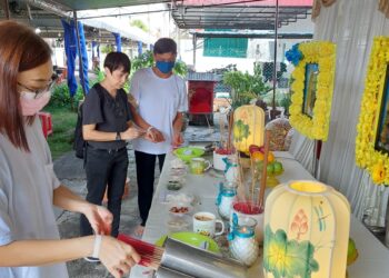 WONG Yunn Wen (kiri) bersama adiknya, Wong Chia Hao (tengah) dan ibu saudara mereka, Nancy Wong masih sedih dengan pemergian Ang Meng Hong dan Lee Moy iaitu dua daripada tujuh mangsa yang terbunuh dalam nahas van ketika menuruni Genting Highlands, Rabu lalu.