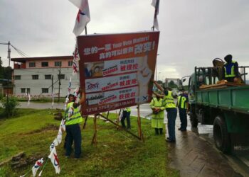 PIHAK Suruhanjaya Pilihan Raya (SPR) menurunkan papan iklan DAP di sekitar Batu Kawa yang didakwa mengembangkan perasaan jahat atau permusuhan seperti ditetapkan di bawah Seksyen 4A Akta Kesalahan Pilihan Raya.