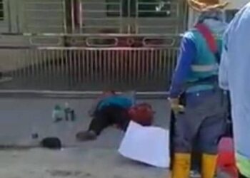LELAKI ditemukan terbaring dalam keadaan tidak sedarkan diri dipercayai minum racun di hadapan sebuah rumah di Taman Sekinchan Jaya, Sekinchan dekat sini pagi semalam.
