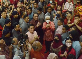 CHOW Kon Yeow (tengah) ketika bersama para pengunjung yang menghadiri Majlis Rumah Terbuka Tahun Baharu Cina Ketua Menteri 2023, di Spice Arena, Pulau Pinang.