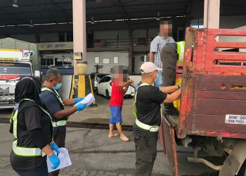 ANGGOTA MAQIS Kelantan melakukan pemeriksaan ke atas sebuah lori menerusi Operasi Pematuhan Import Pertanian yang dijalankan MAQIS Kelantan di Kompleks Kastam, Imigresen, Kuarantin dan Keselamatan (ICQS) Rantau Panjang, semalam.