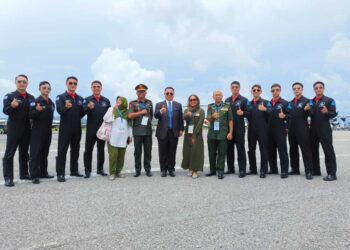 TUANKU Syed Faizuddin Putra Jamalullail dan Tuanku Hajah Lailatul Shahreen Akashah Khalil bersama juruterbang pasukan Black Eagle dari Korea Selatan di Lapangan Terbang Antarabangsa Langkawi sempena LIMA ’23 hari ini.-UTUSAN/SYED AZLAN SAYID HIZAR