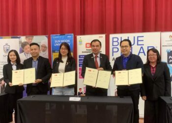 SOON Lip Chee (tiga dari kanan) bersama sebahagian wakil institusi pendidikan dan agensi yang menandatangani MoU terbaharu bersama PYDC di Butterworth Arena, Pulau Pinang baru-baru ini.