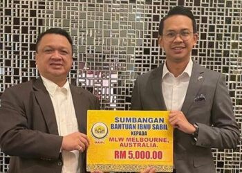 TUANKU Syed Faizuddin Putra Jamalullail (kiri)
berkenan menyerahkan sumbangan tambahan ‘Tabung Ibnu Sabil MAIPs’ yang diterima oleh Konsul Muda, Mohd Adham Yahaya di Melbourne, Australia baru-baru ini.- UTUSAN