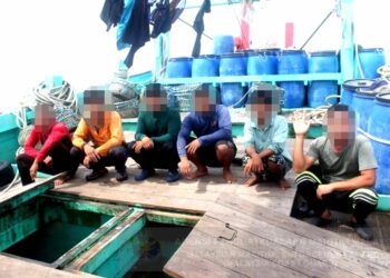 ANTARA warga asing yang ditahan Maritim Malaysia ketika mengendalikan bot nelayan tempatan selepas didapati tidak memiliki dokumen pengenalan diri yang sah dalam operasi di Pulau Kendi, Pulau Pinang semalam.
