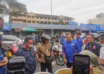 Datuk Seri Johari Abdul Ghani semasa program  walkabout di Pasar Keramat, di ibu negara semalam.