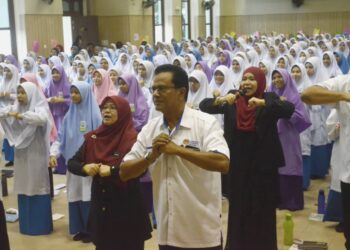 ABDUL RASHID Abdul Samad bersama-sama para guru dan pelajar sewaktu meninjau hari pertama sesi baharu persekolahan Kalendar Akademik 2023-2024 di SMKA(P) Al-Mashoor, George Town, Pulau Pinang hari ini. - Pic: IQBAL HAMDAN