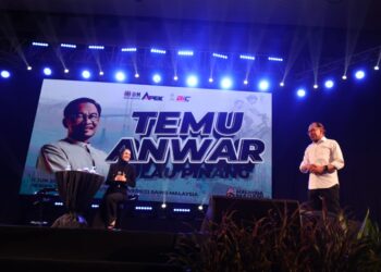 ANWAR Ibrahim pada program Temu Anwar@USM di Dewan Syed Putra, Universiti Sains Malaysia (USM), di George Town, Pulau Pinang hari ini. - Pic: IQBAL HAMDAN