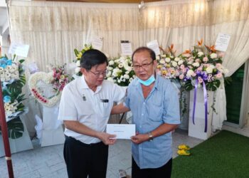 CHOW Kon Yeow (kiri) menyerahkan sumbangan kepada Mah Kok Yean iaitu suami mendiang Foong Ah Lan yang merupakan salah seorang mangsa nahas van persiaran di Genting Highlands, di Bukit Mertajam, Pulau Pinang hari ini. - Pic: IQBAL HAMDAN
